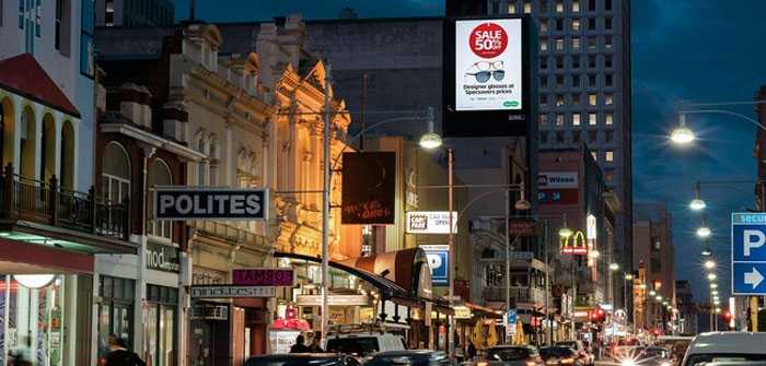 Những tấm biển quảng cáo được sắp đặt có vẻ lộn xộn nhưng vẫn khá ấn tượng trên đường phố Úc.