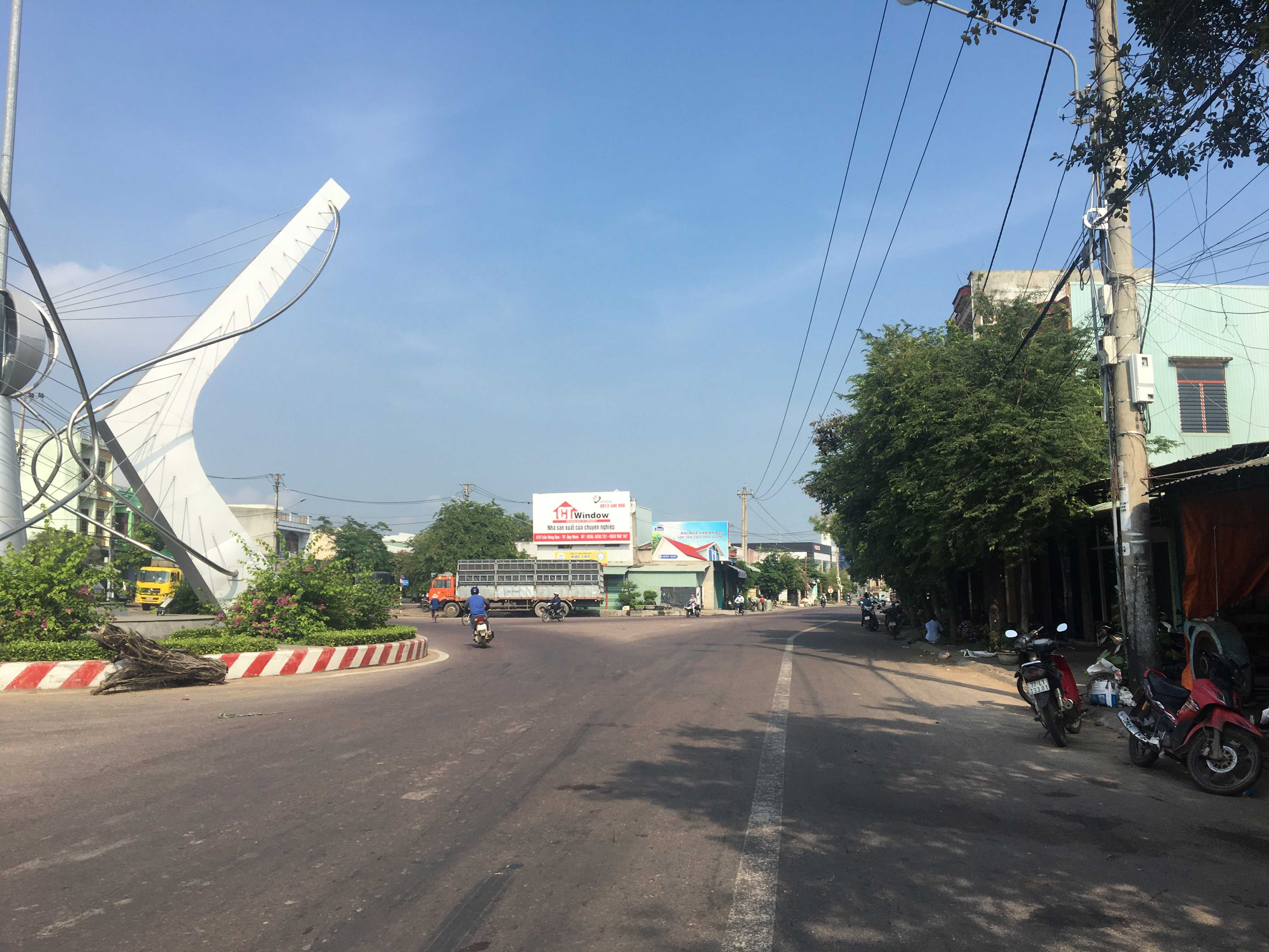 Quảng cáo Ngã ba Ông Thọ, phường Nhơn Phú, Tp. Quy Nhơn, Bình Định