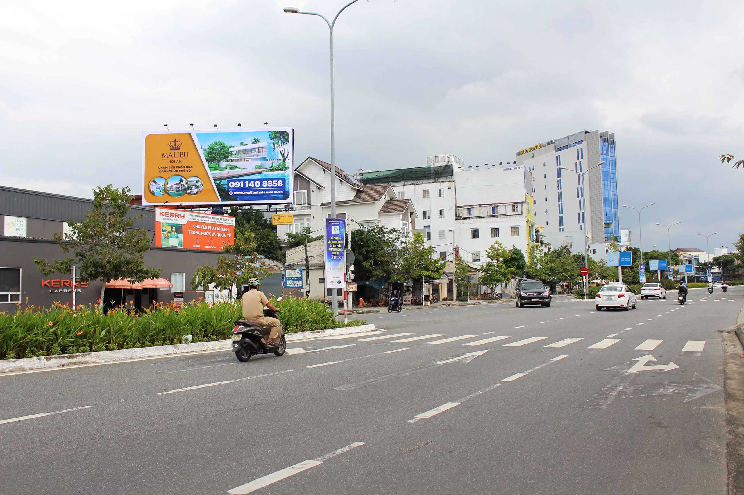 Biển quảng cáo S4 - Lối ra vào sân bay quốc tế Đà Nẵng, Đà Nẵng