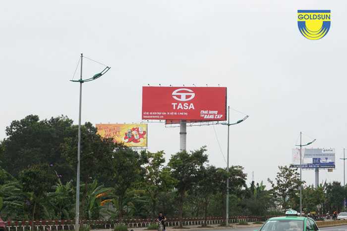 Biển quảng cáo tấm lớn trên đường cao tốc