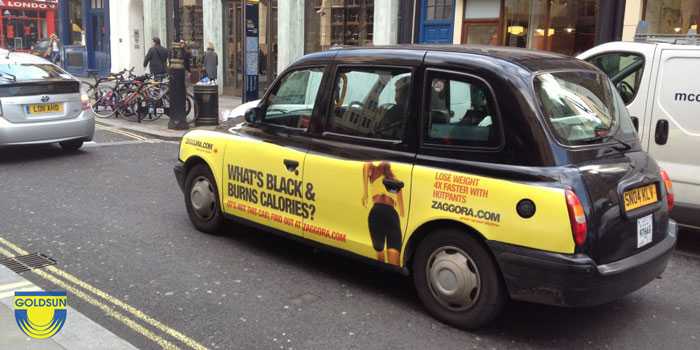 QUảng cáo taxi có hình ảnh đặc sắc trên đường phố