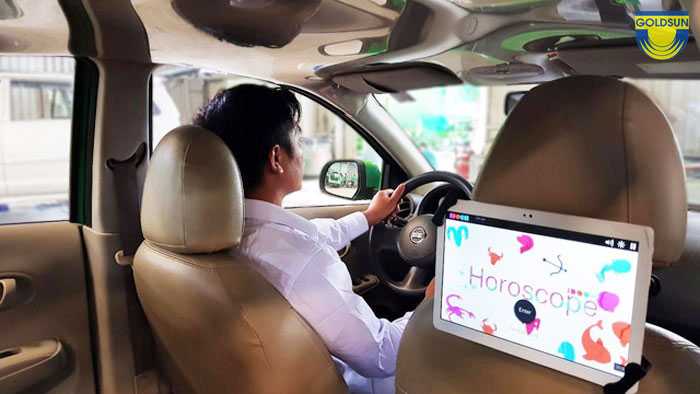 Màn hình quảng cáo được lắp phía sau ghế của xe taxi