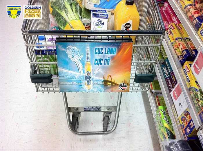 Quảng cáo trên xe đẩy, giỏ đựng hàng tại siêu thị giúp tiếp cận khách hàng ở cự ly gần trong suốt thời gian mua sắm.