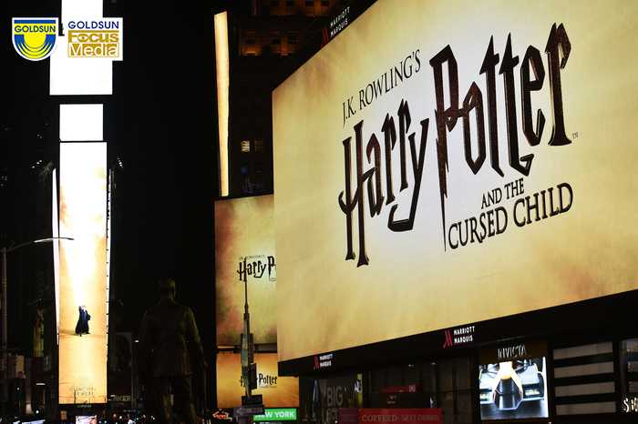 Hình ảnh poster Harry Potter xuất hiện trên Quảng trường Thời đại trong chiến dịch quảng cáo của ekip.