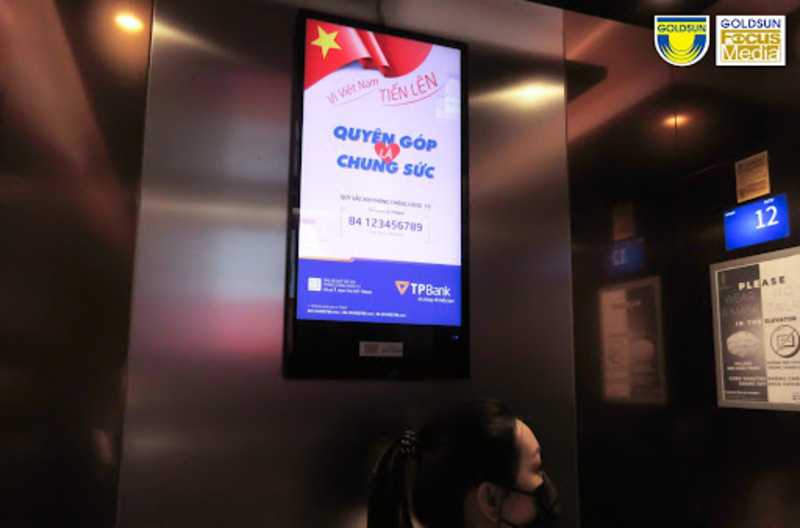 Hình ảnh quảng cáo trong thang máy.