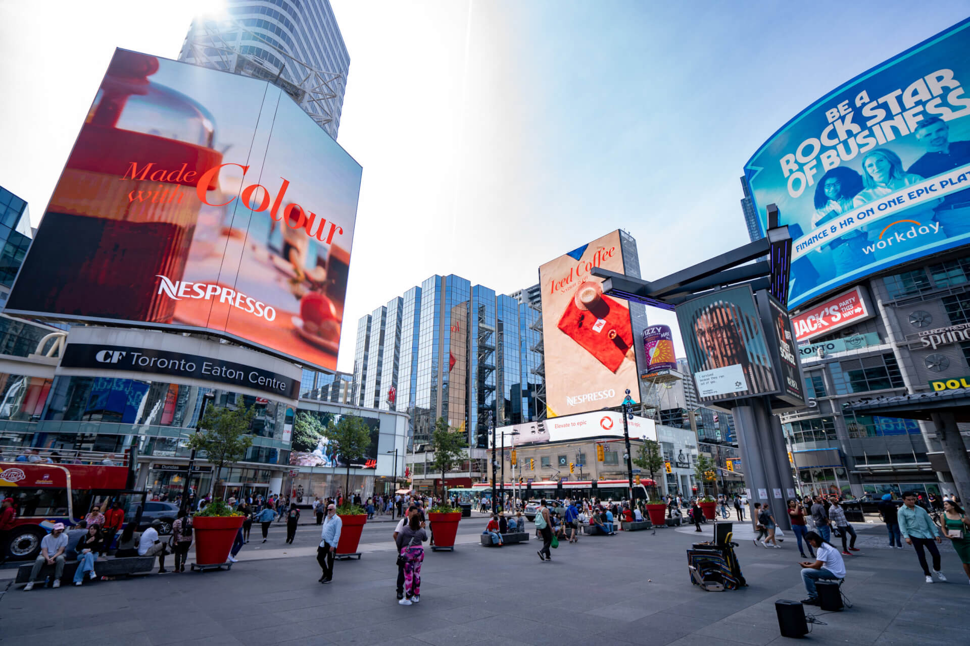 TRADITIONAL VS. DIGITAL OUT-OF-HOME: UNDERSTANDING THE DIFFERENCES