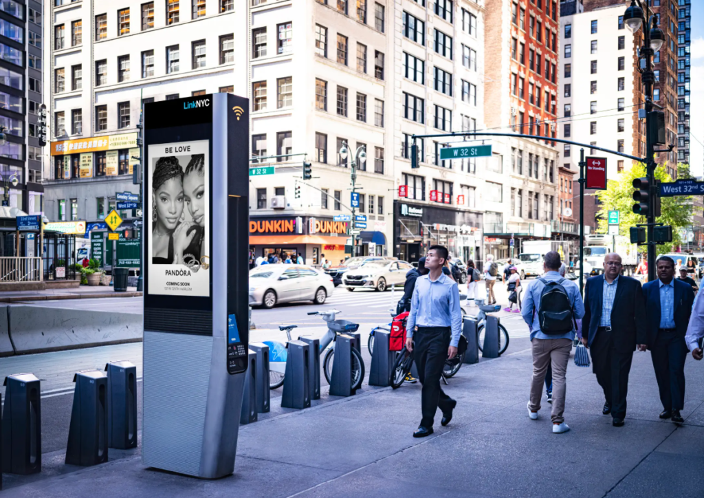 WHAT IS DIGITAL OUT-OF-HOME (DOOH) MEDIA? DEFINITION, EXAMPLES & KEY ADVANTAGES