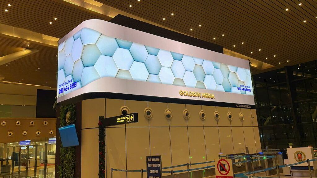 MÀN HÌNH LED DOOH KHU SOI CHIẾU AN NINH KHÁCH VIP NHÀ GA T3 – SÂN BAY TÂN SƠN NHẤT: ĐIỂM CHẠM CHIẾN LƯỢC CHO THƯƠNG HIỆU CAO CẤP