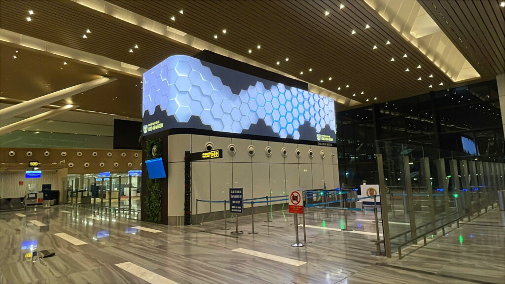 MÀN HÌNH LED DOOH KHU SOI CHIẾU AN NINH KHÁCH VIP NHÀ GA T3 – SÂN BAY TÂN SƠN NHẤT: ĐIỂM CHẠM CHIẾN LƯỢC CHO THƯƠNG HIỆU CAO CẤP