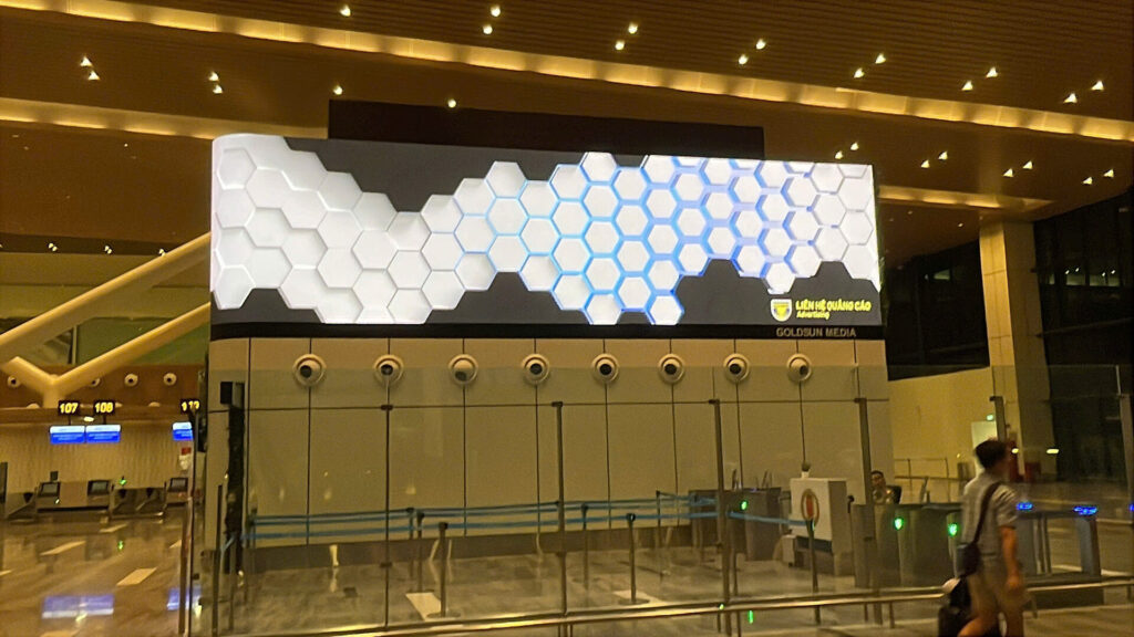 MÀN HÌNH LED DOOH KHU SOI CHIẾU AN NINH KHÁCH VIP NHÀ GA T3 – SÂN BAY TÂN SƠN NHẤT: ĐIỂM CHẠM CHIẾN LƯỢC CHO THƯƠNG HIỆU CAO CẤP