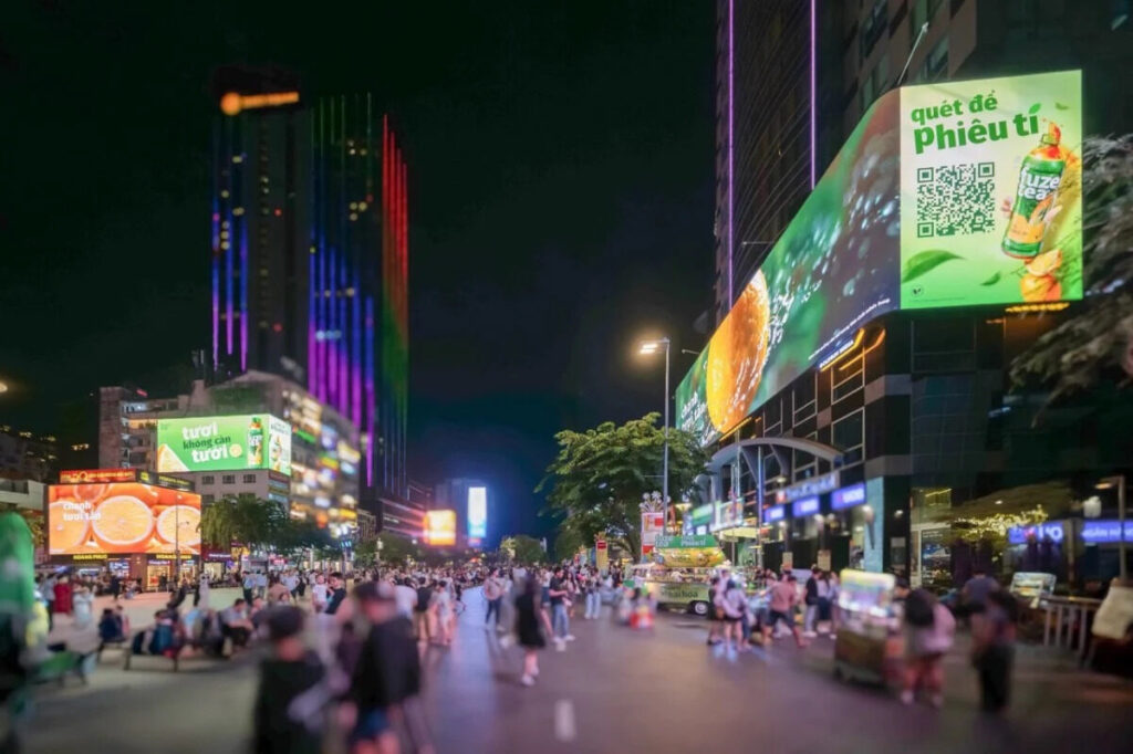 CHIẾN LƯỢC KẾT NỐI O2O QUA TƯƠNG TÁC OOH/DOOH: CASE STUDY FUZE TEA, PRUDENTIAL VÀ RUNNING MAN VIỆT NAM