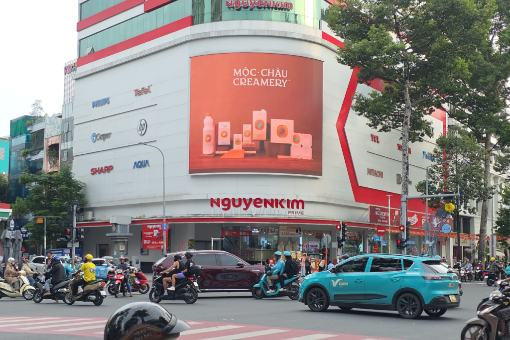 GIẢI MÃ VAI TRÒ CỦA OOH TRONG TRUYỀN THÔNG FMCG – TỪ TĂNG TRƯỞNG TÀI SẢN THƯƠNG HIỆU ĐẾN KÍCH HOẠT GIỎ HÀNG THỰC TẾ