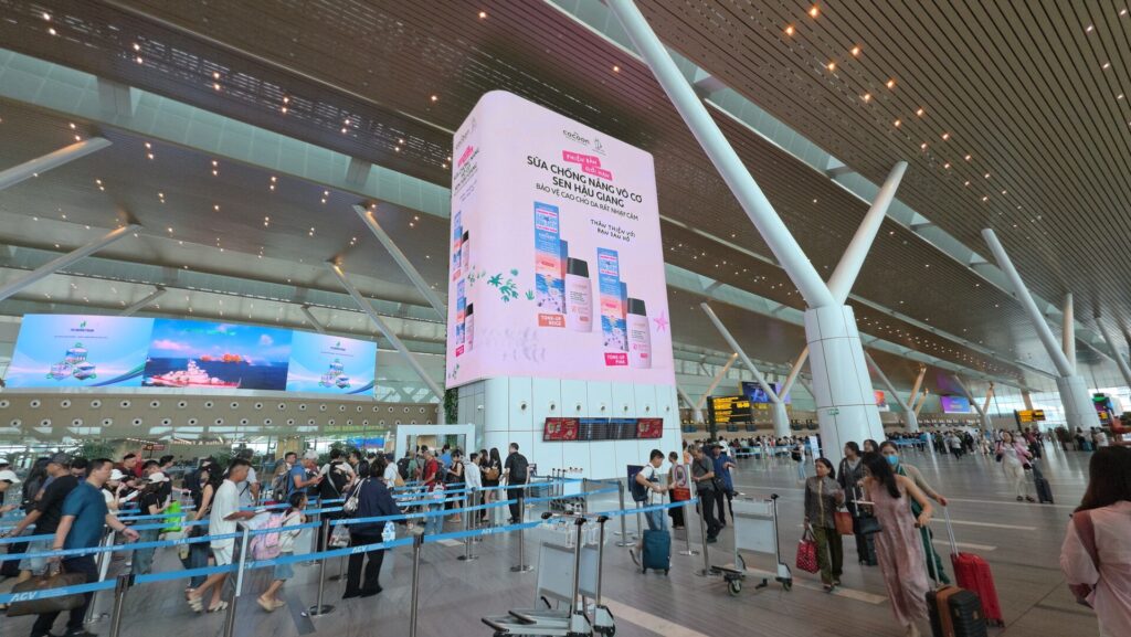 THÁP ĐÔI MEDIA GA T3 TÂN SƠN NHẤT – ĐIỂM CHẠM DOOH NỔI BẬT TẠI KHU VỰC CHECK-IN