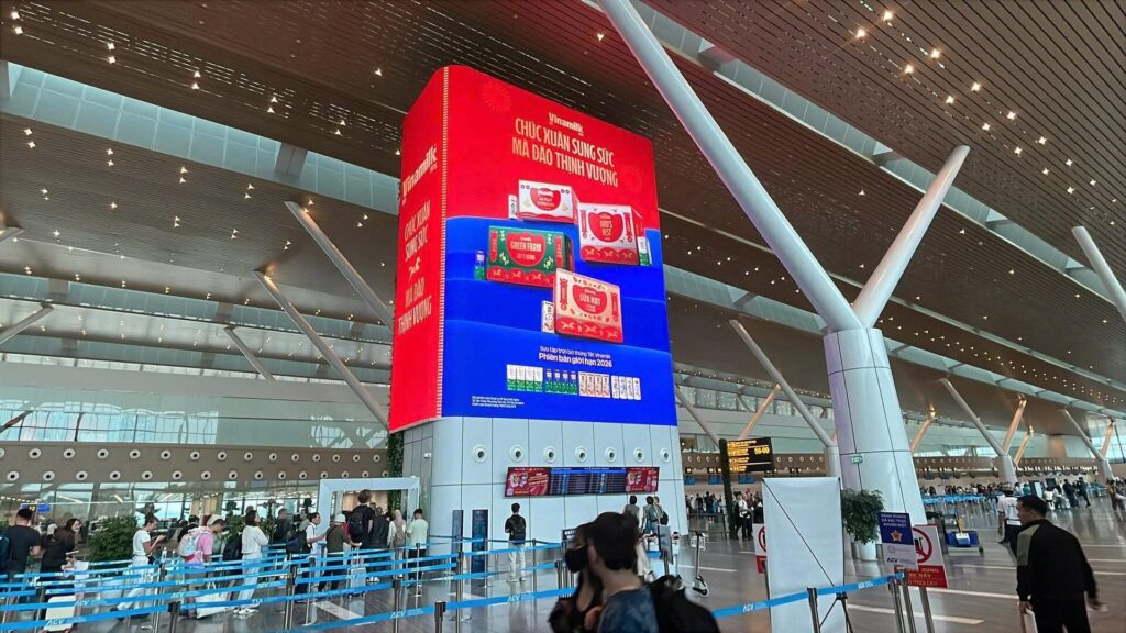 THÁP ĐÔI MEDIA GA T3 TÂN SƠN NHẤT – ĐIỂM CHẠM DOOH NỔI BẬT TẠI KHU VỰC CHECK-IN